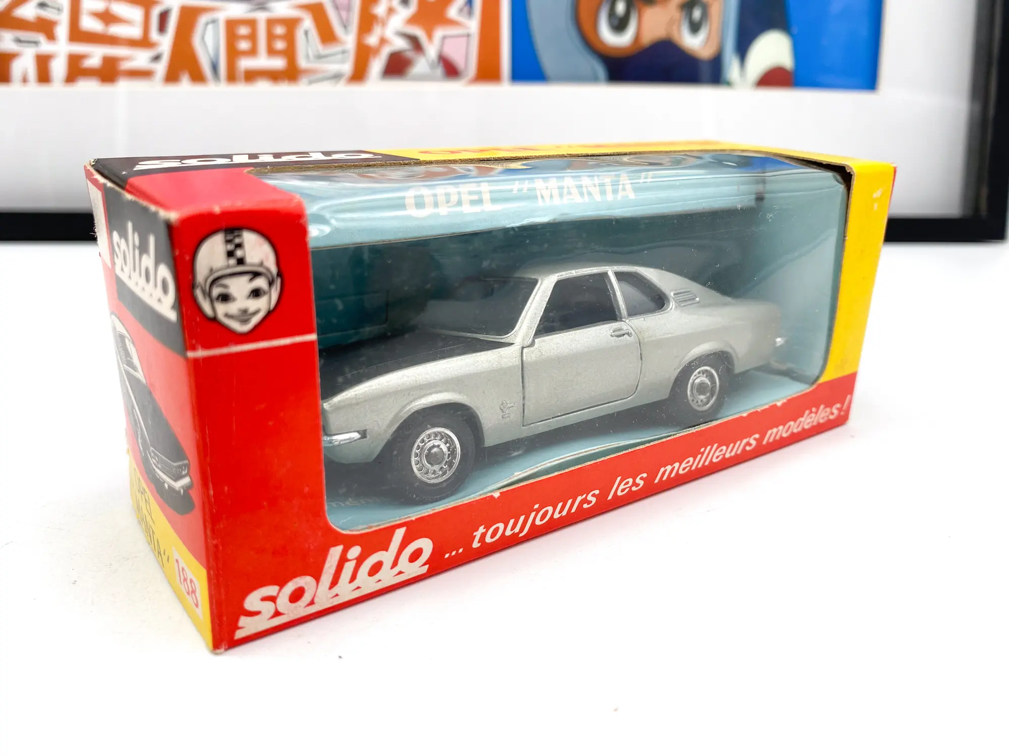 Opel Manta replacée dans sa boîte vitrine Solido
