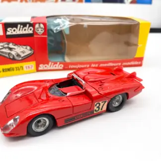 Côté de l’Alfa Romeo 33/3 avec décoration n° 37.