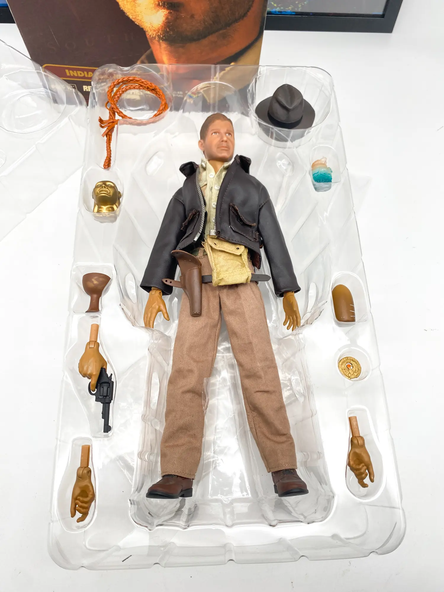 Figurine Indiana Jones RAH Medicom Toy à l’échelle 1/6 présentée dans son plateau avec ses accessoires.