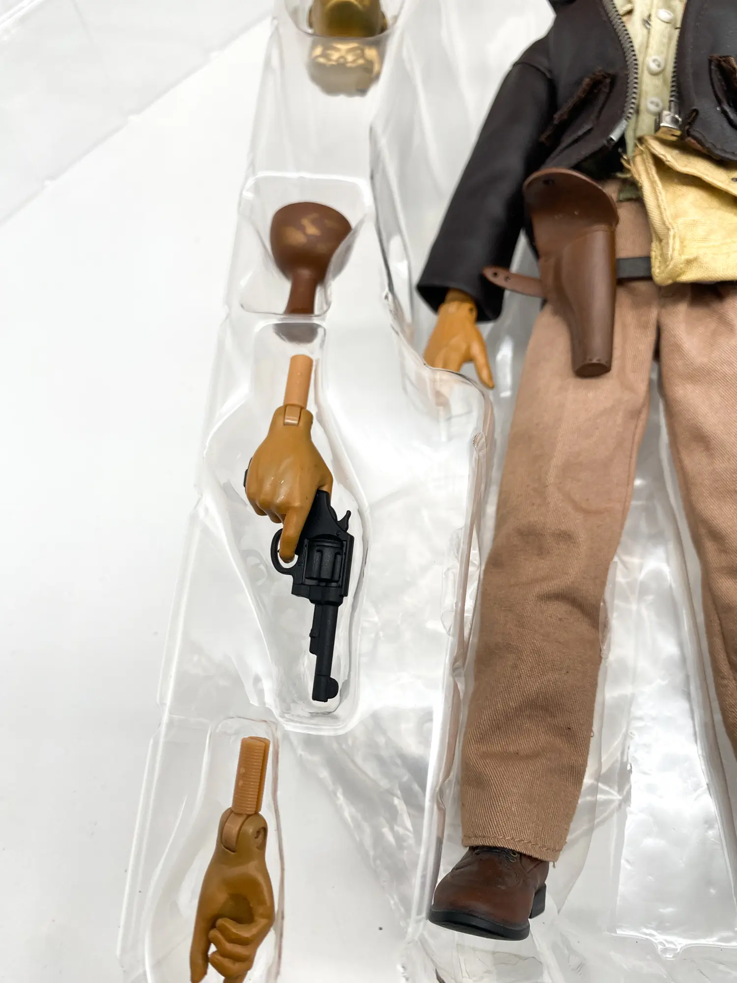 Détail du holster, de l’arme et des mains interchangeables de la figurine Indiana Jones RAH.