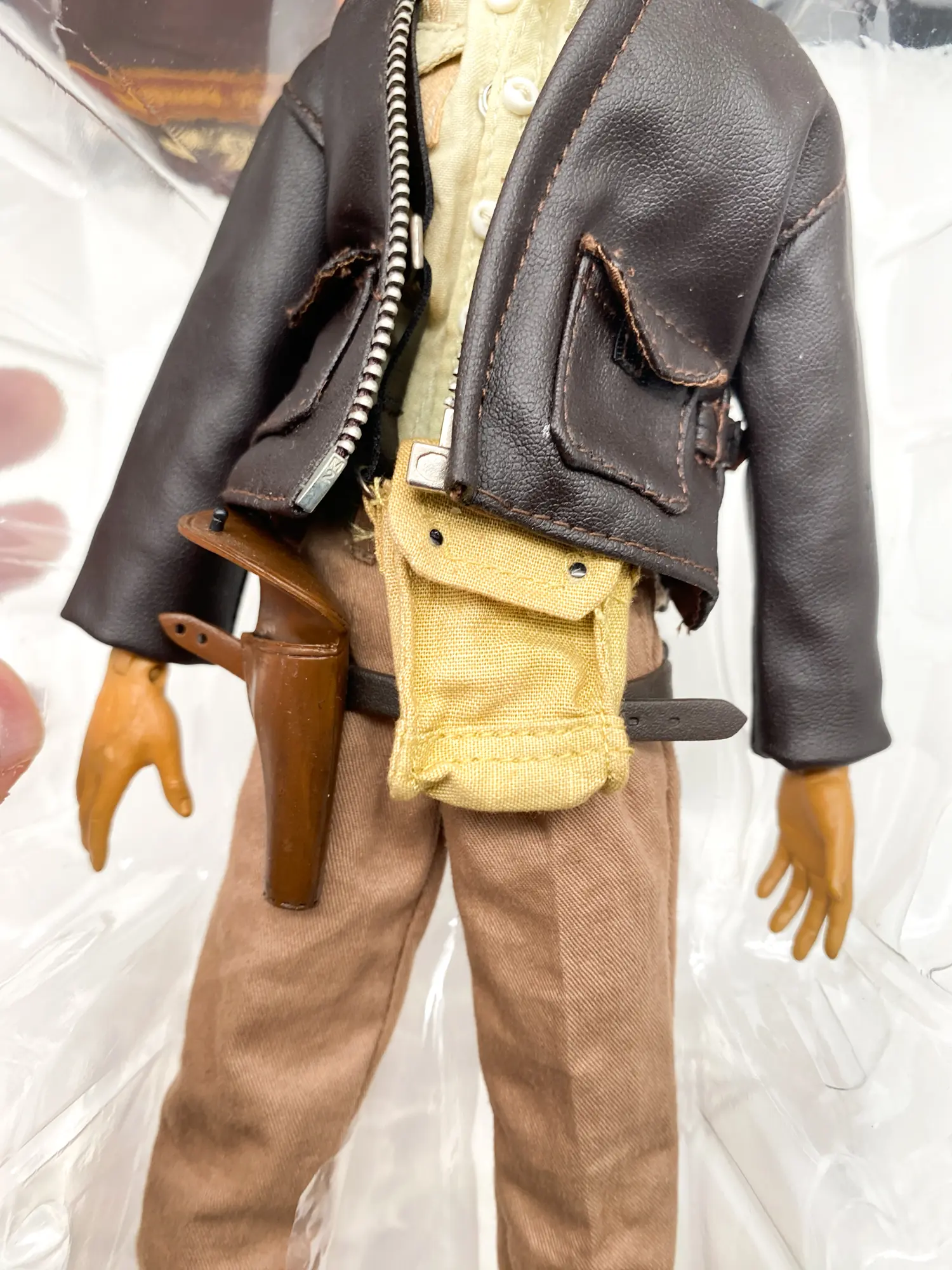 Détail des vêtements en tissu, de la veste, de la chemise, de la sacoche et de la ceinture de la figurine Indiana Jones.