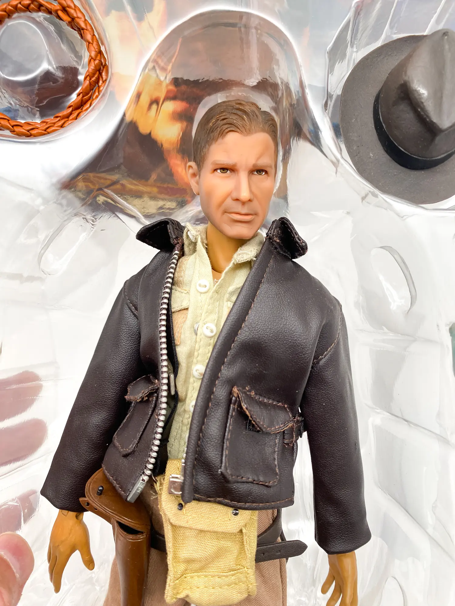 Portrait de la figurine Indiana Jones RAH Medicom Toy avec fedora et veste sombre.