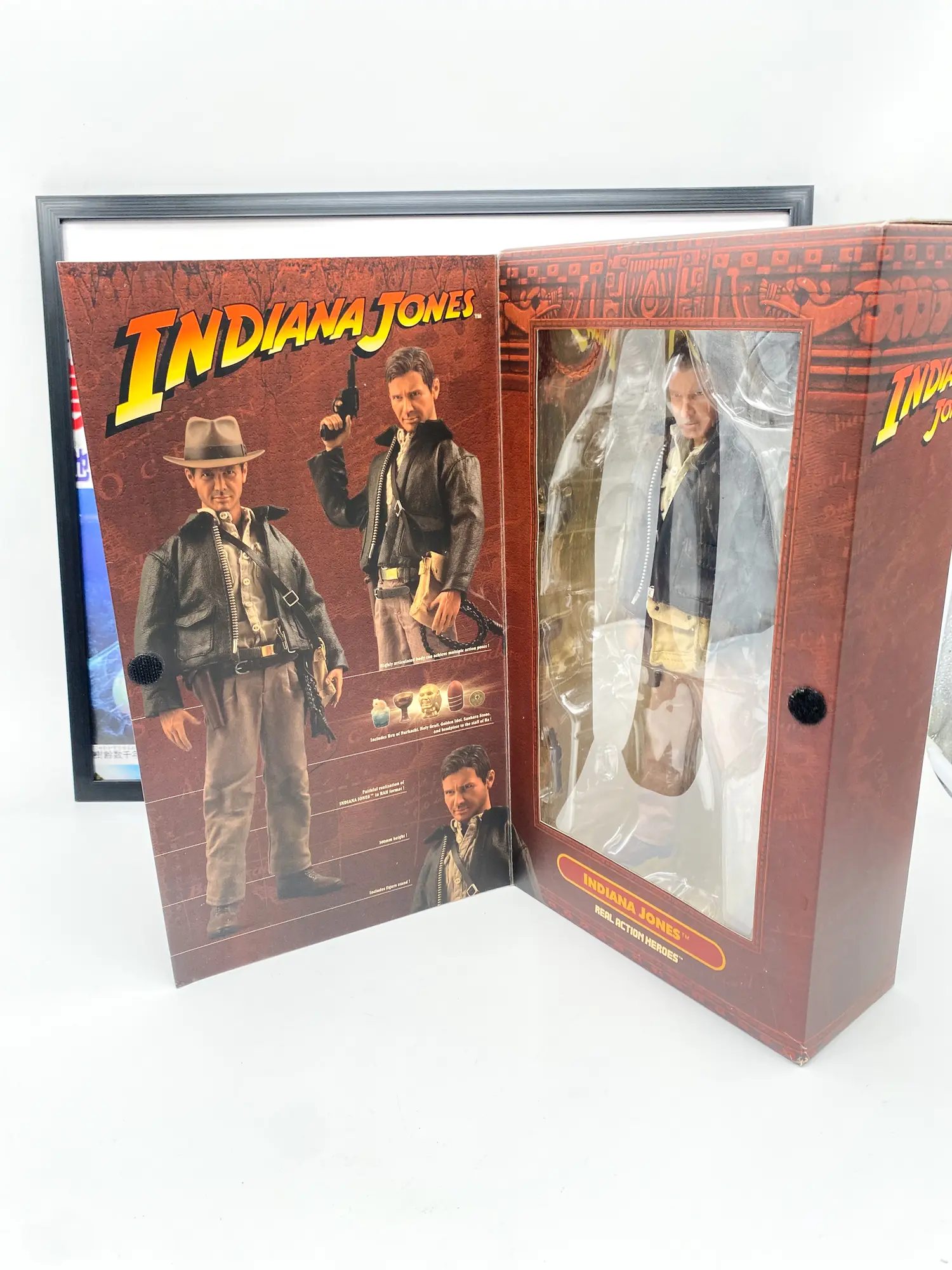 Boîte d’origine Indiana Jones Real Action Heroes, vue de trois-quarts avec sa fenêtre d’exposition.