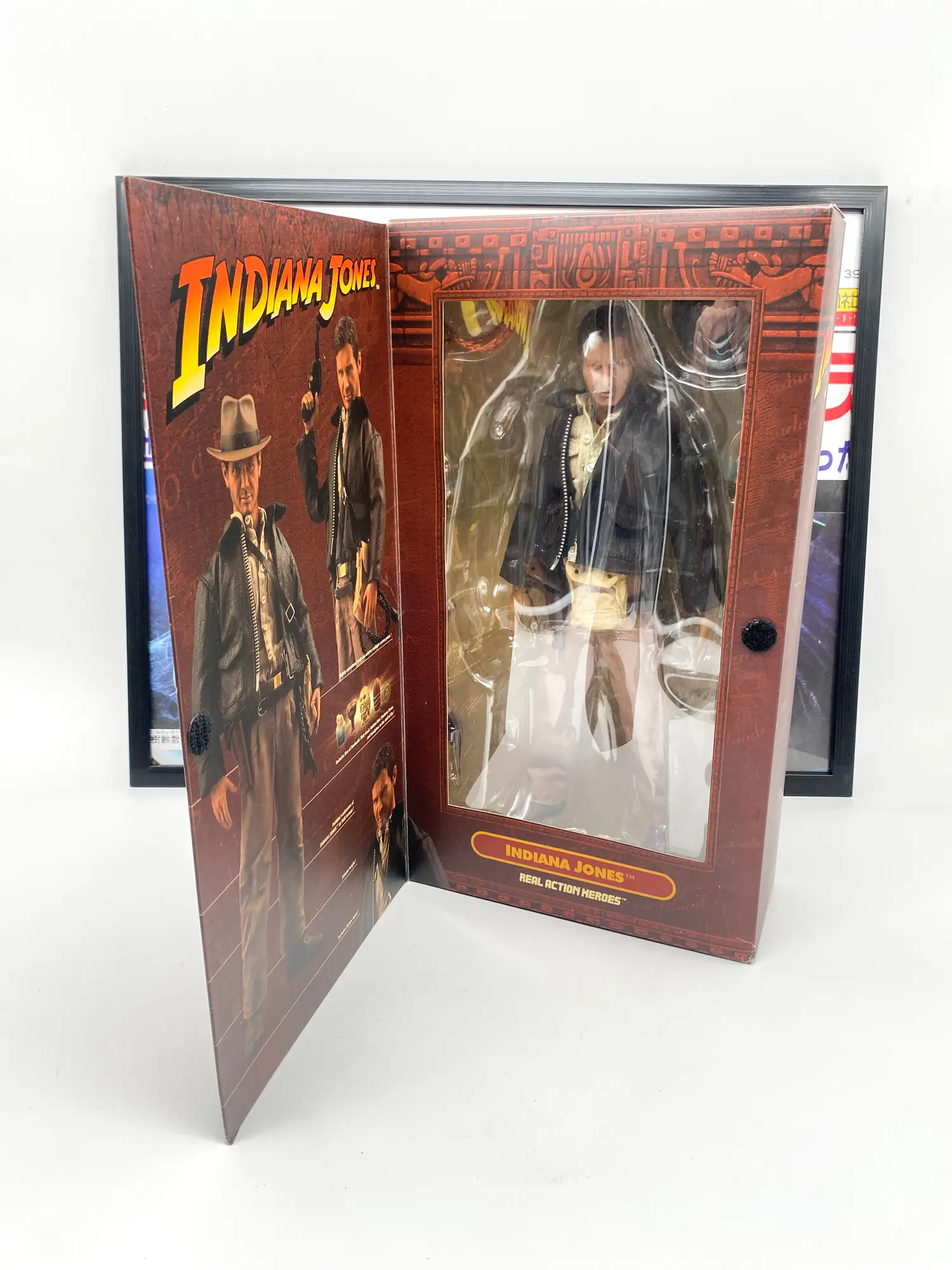 Boîte d’origine Indiana Jones RAH Medicom Toy photographiée de biais, face avant visible.