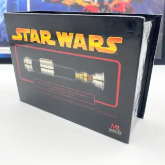 Coffret du lightsaber Obi-Wan Kenobi Master Replicas SW-311 à l’échelle 0,45, vu de face en biais.