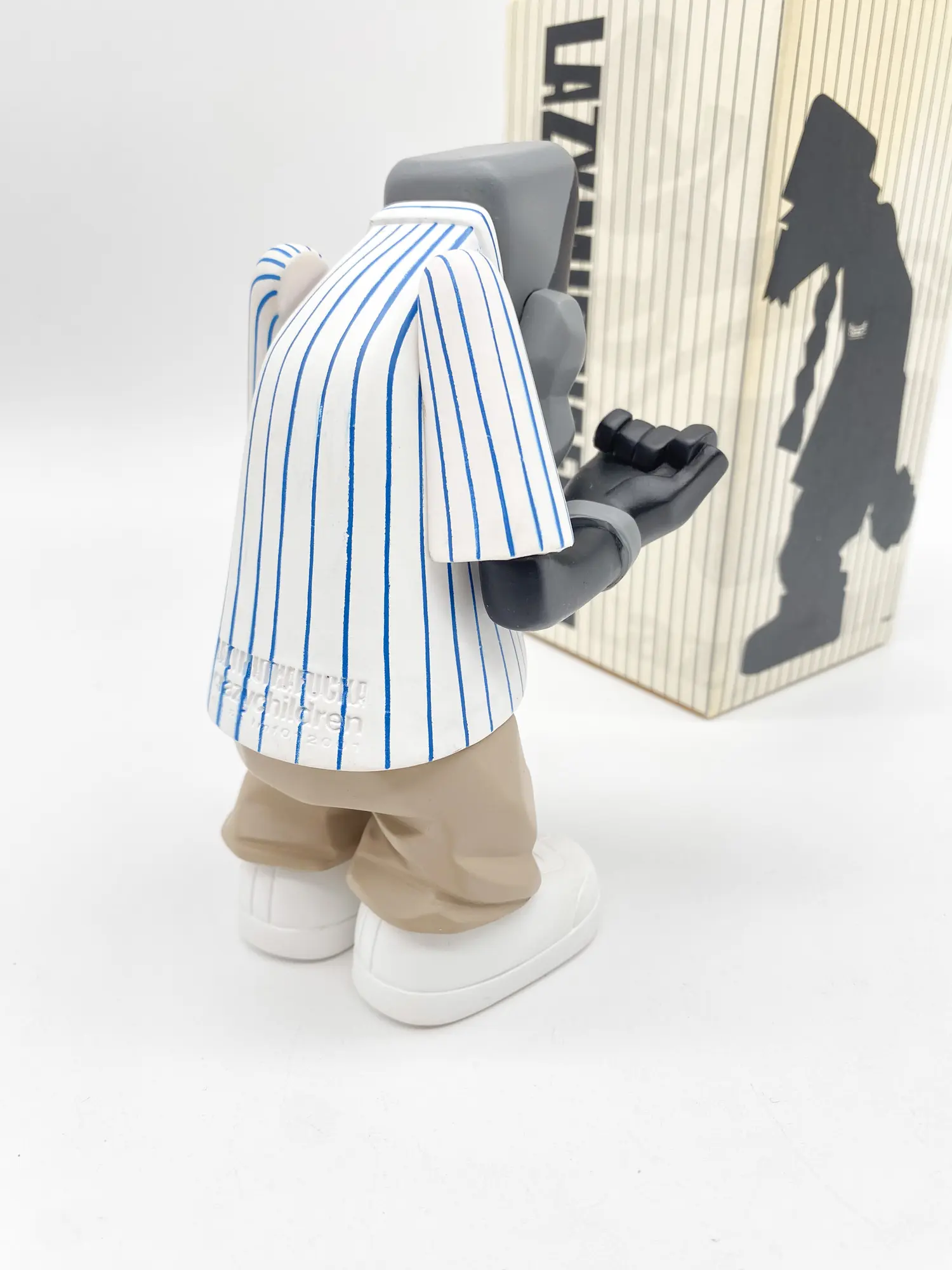 Dos de la figurine Michael Lau MC Yan White avec chemise blanche à rayures bleues