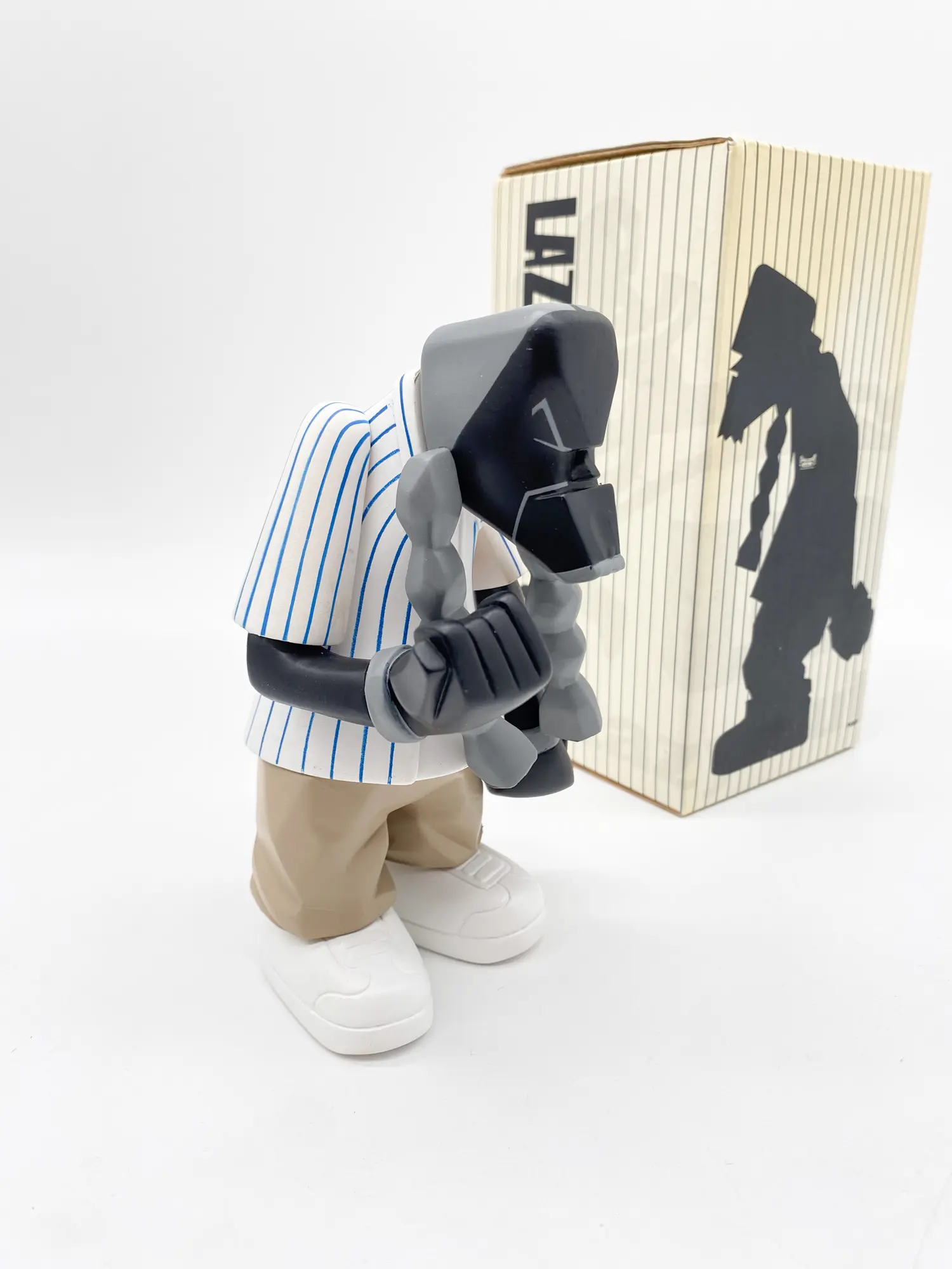 Figurine Michael Lau MC Yan White sans casquette, vue de trois quarts avec sa boîte
