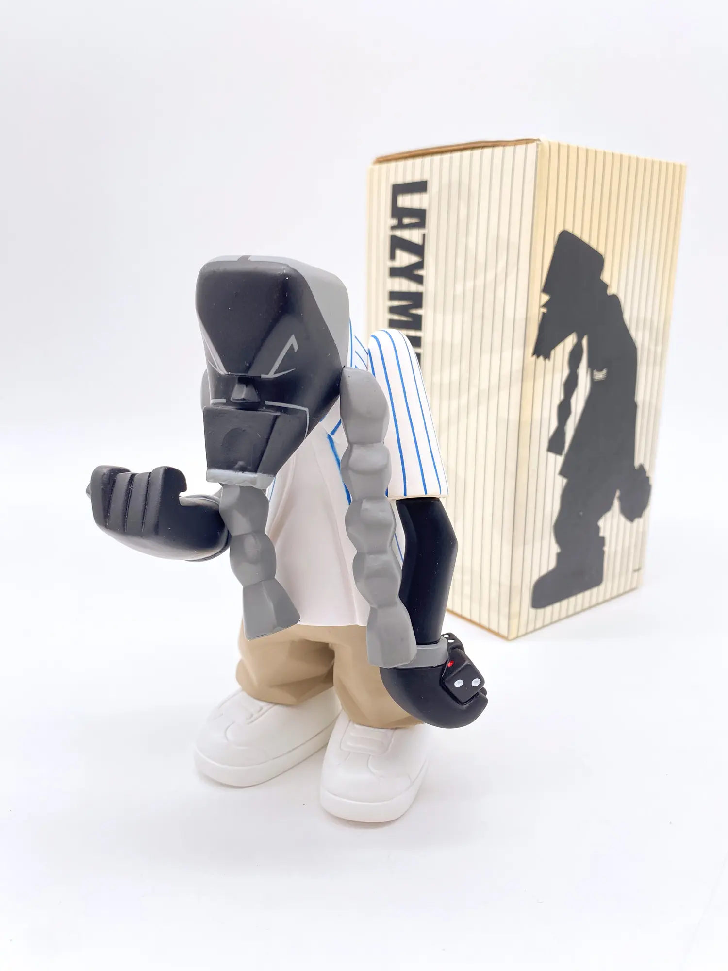 Michael Lau MC Yan White LMF sans casquette, figurine entière de face avec sa boîte
