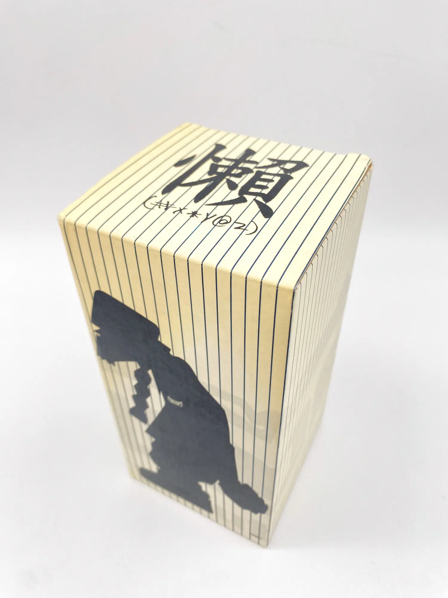 Dessus et côté de la boîte à rayures de Michael Lau MC Yan White avec traces d’usage