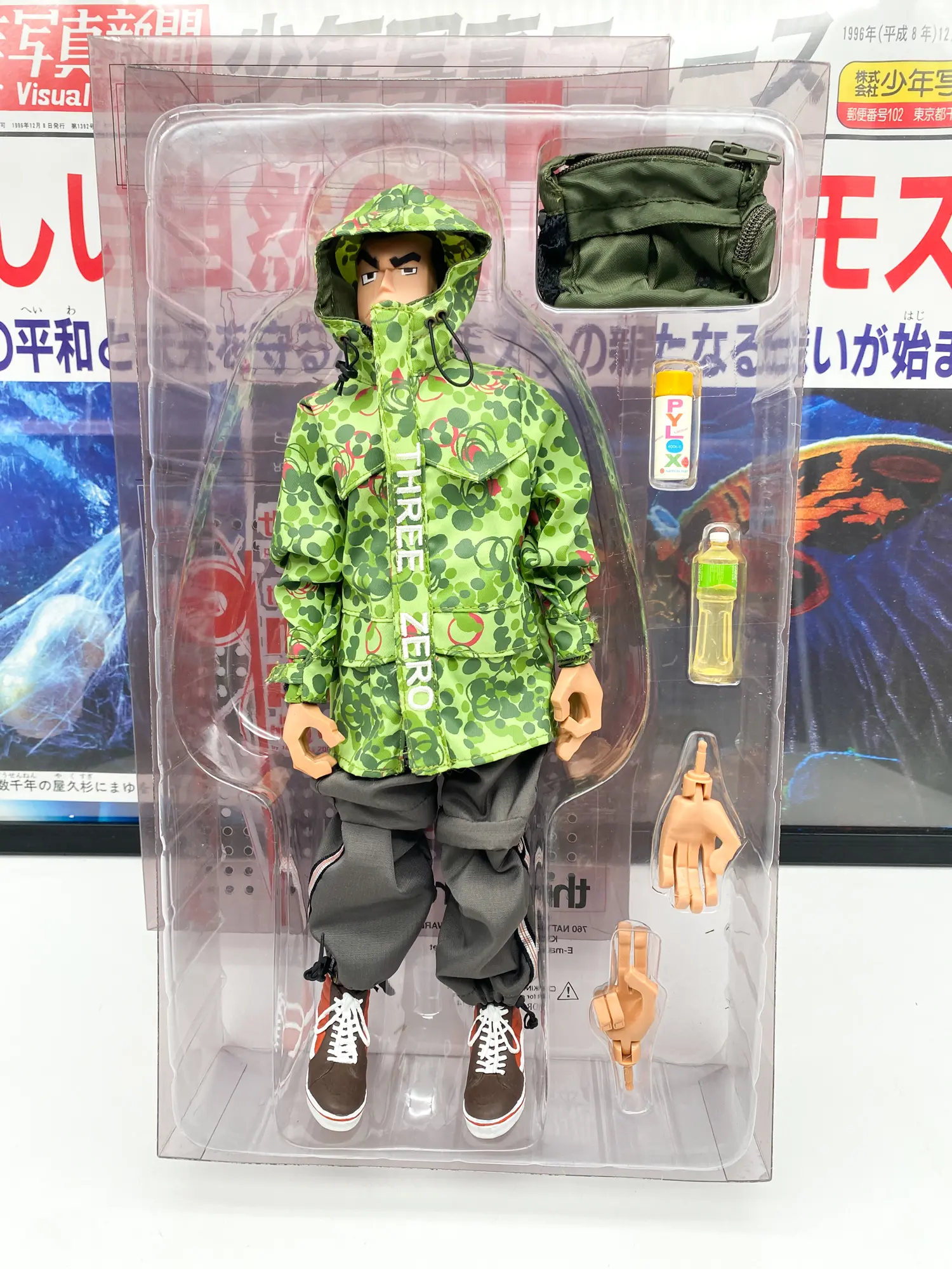 Figurine Double Click vert Threezero, détail du buste sous blister