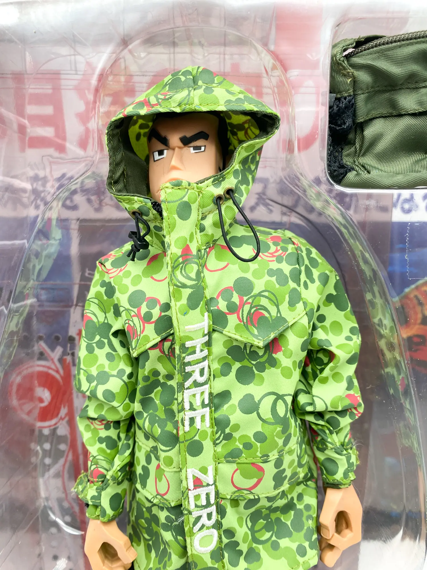 Gros plan capuche et parka verte Double Click, fermeture brodée THREE ZERO