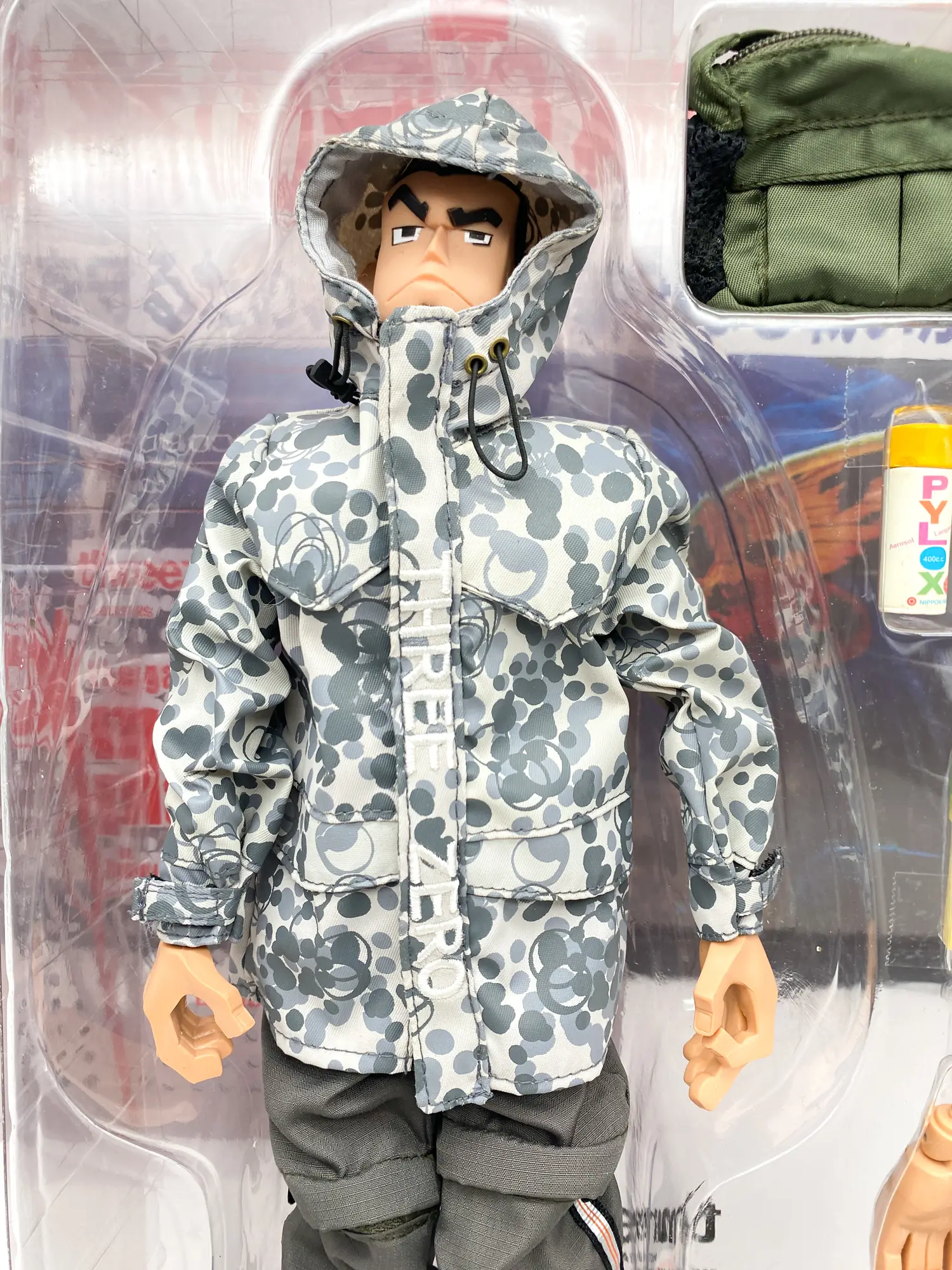 Gros plan parka camouflage grise Double Click, broderie THREE ZERO