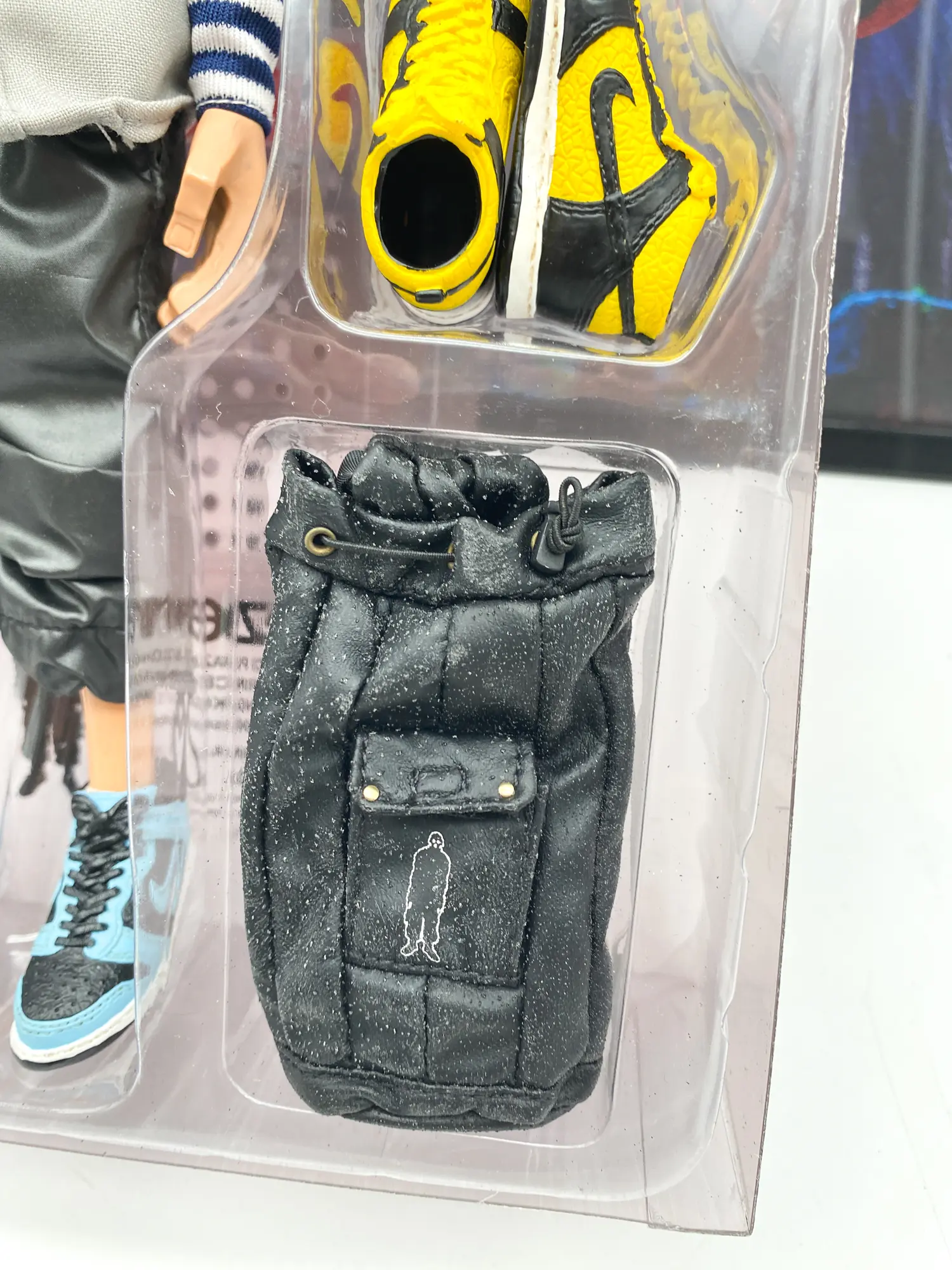 Accessoires Giger Monkey Playground : sac noir et sneakers jaunes sous blister