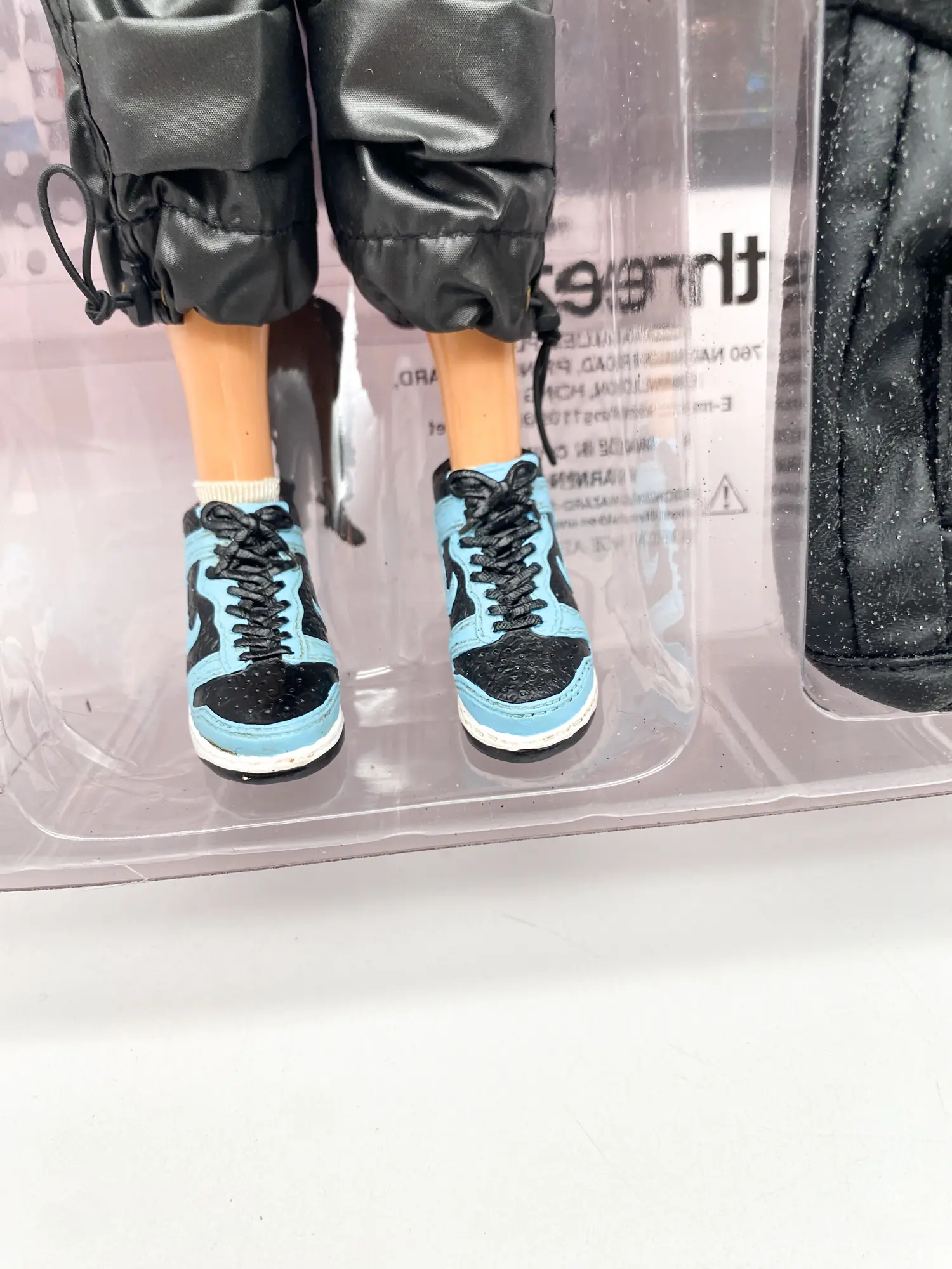 Sneakers bleues et pantalon noir de la figurine Giger Monkey Playground