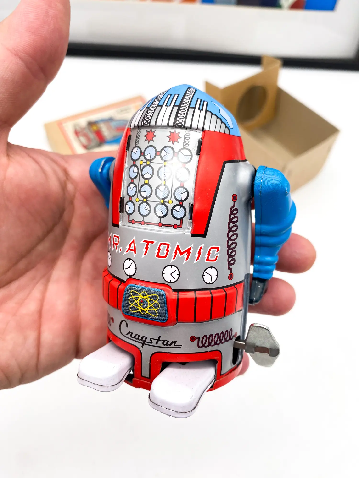 Détail du visage et de la clé du Masudaya Mister Atomic miniature.