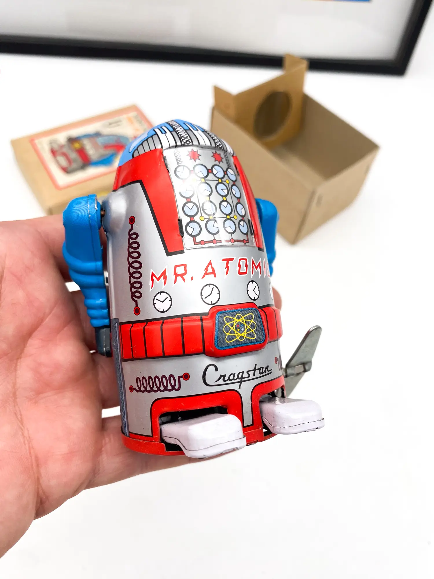 Détail du marquage Cragstan sur le robot Mister Atomic.