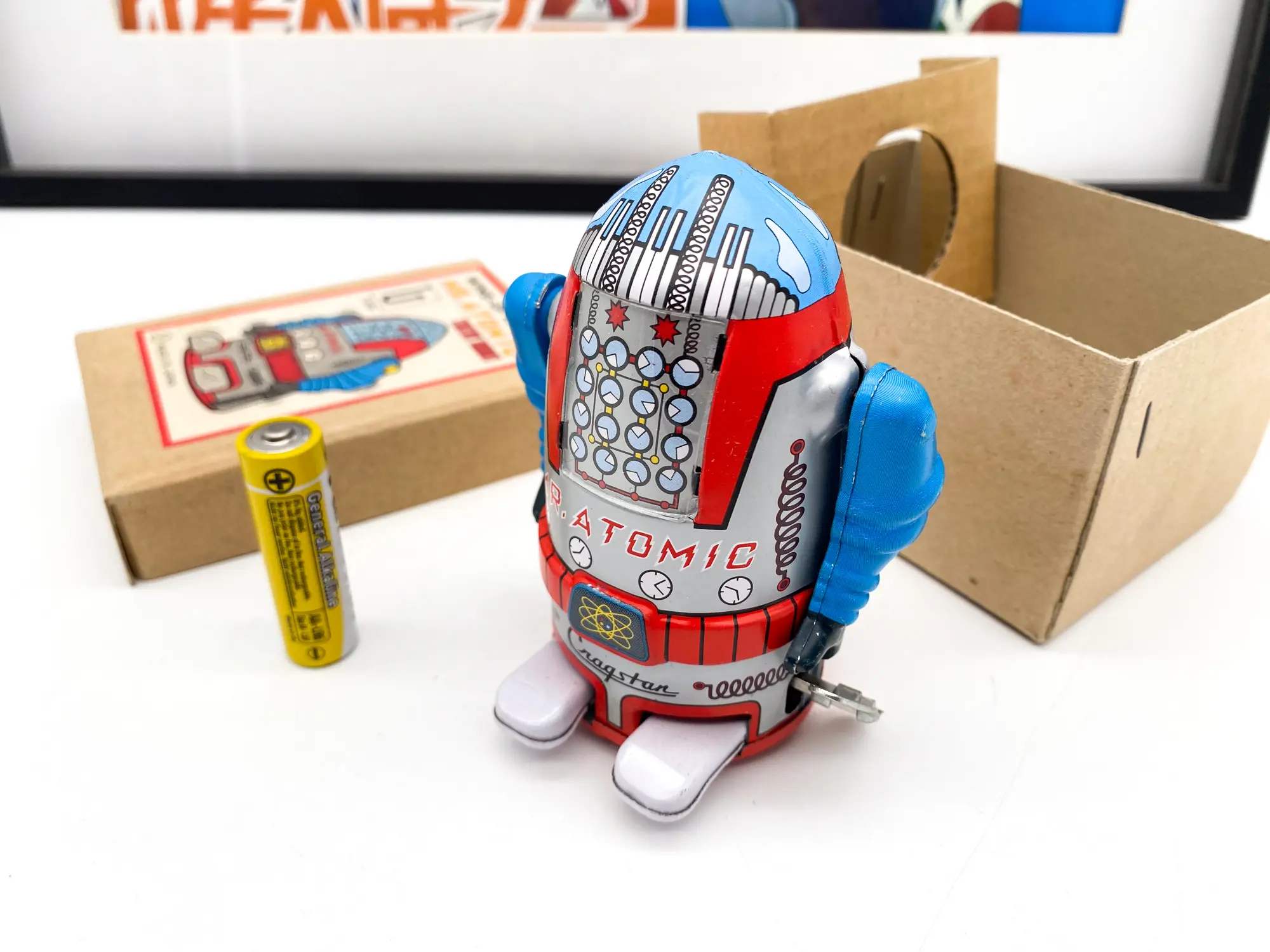 Masudaya Mister Atomic miniature présenté avec sa boîte d’origine.