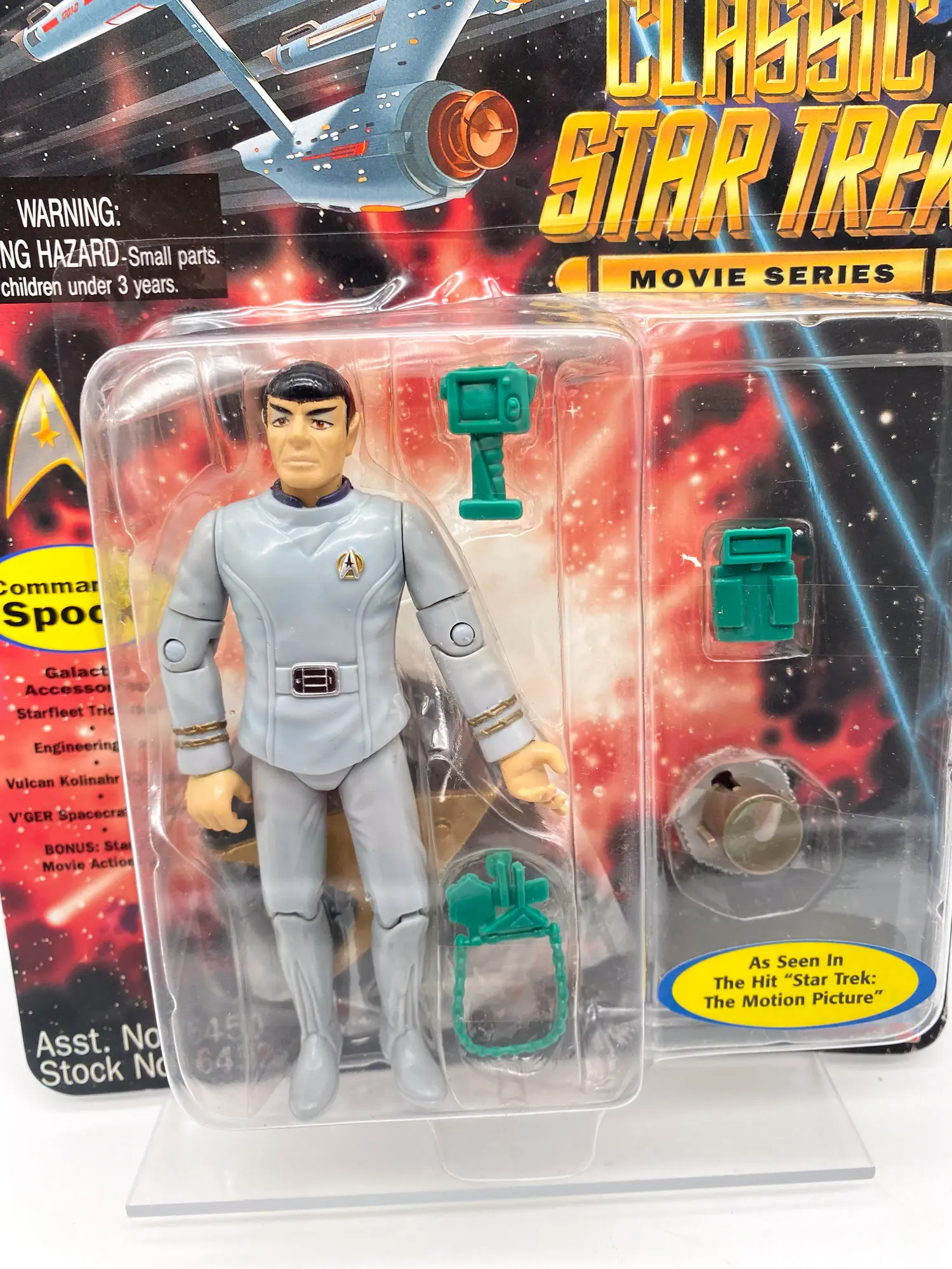 Détail de Spock en uniforme gris et de ses accessoires sous blister