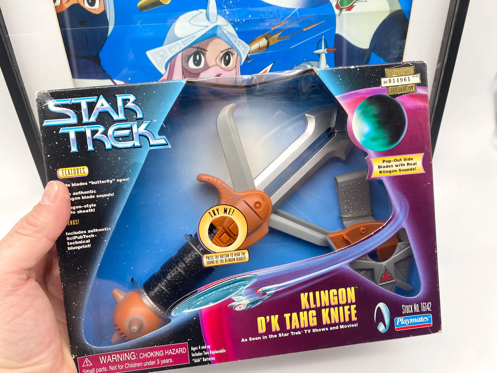 Klingon D’k Tahg Playmates 16142 et fourreau dans leur boîte Collector’s Series n° 014961.