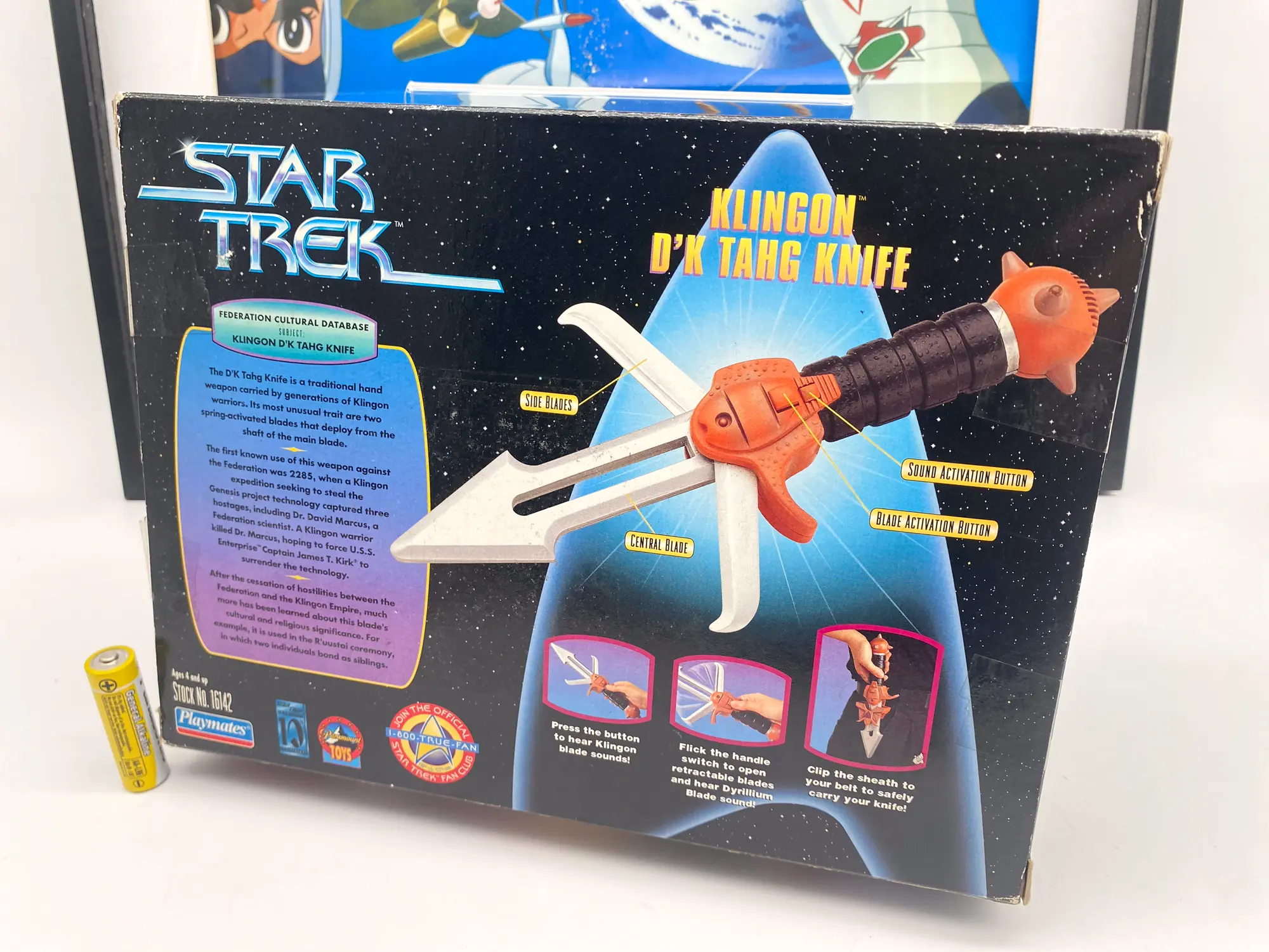 Dos de la boîte du Klingon D’k Tahg Playmates, avec schéma des lames, boutons et fourreau.