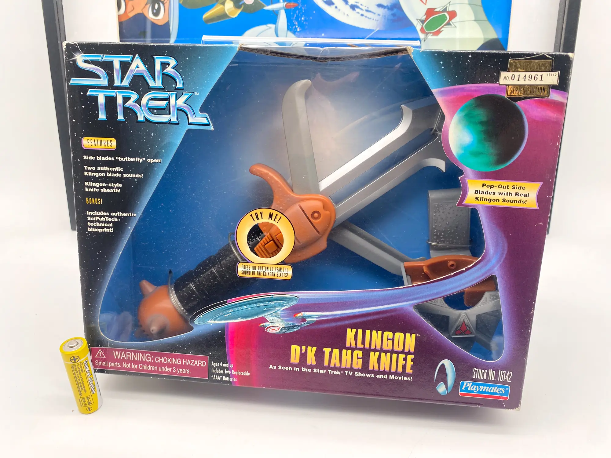Vue de face du Klingon D’k Tahg et de son fourreau en boîte, avec usure du carton et fenêtre déformée.