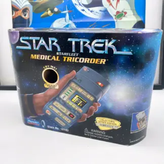 Boîte du Starfleet Medical Tricorder Playmates 16143, vue de face en angle.