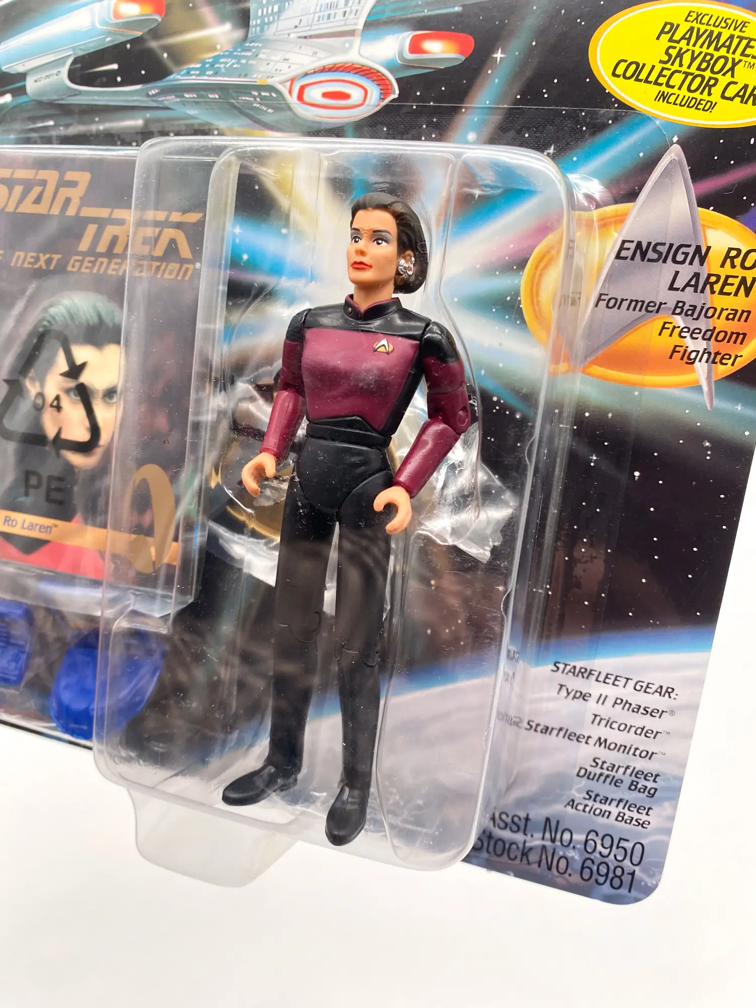 Détail de Ro Laren en uniforme Starfleet bordeaux et noir sous blister