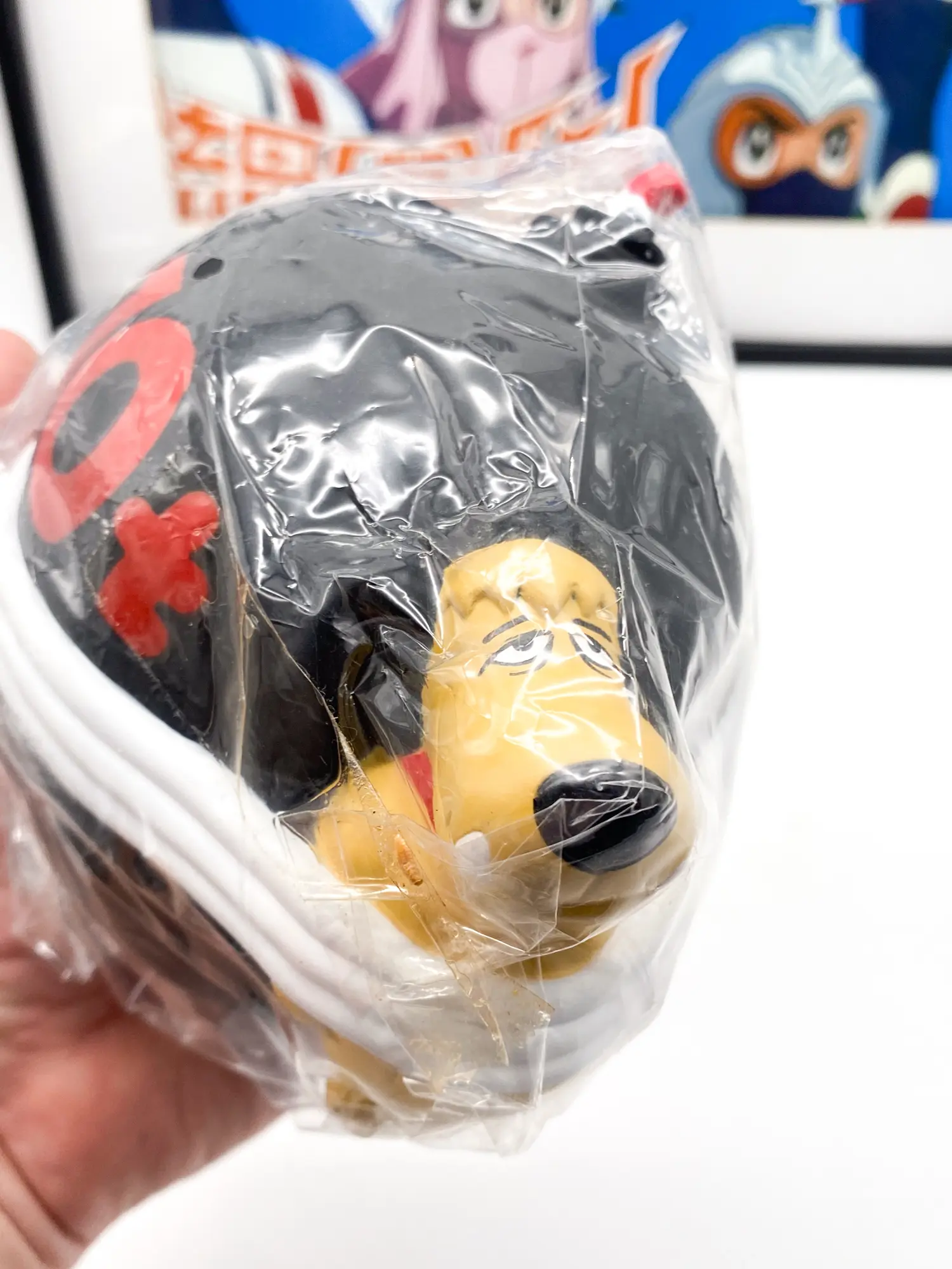 Gros plan du visage de Diabolo et de la bombe sous sachet