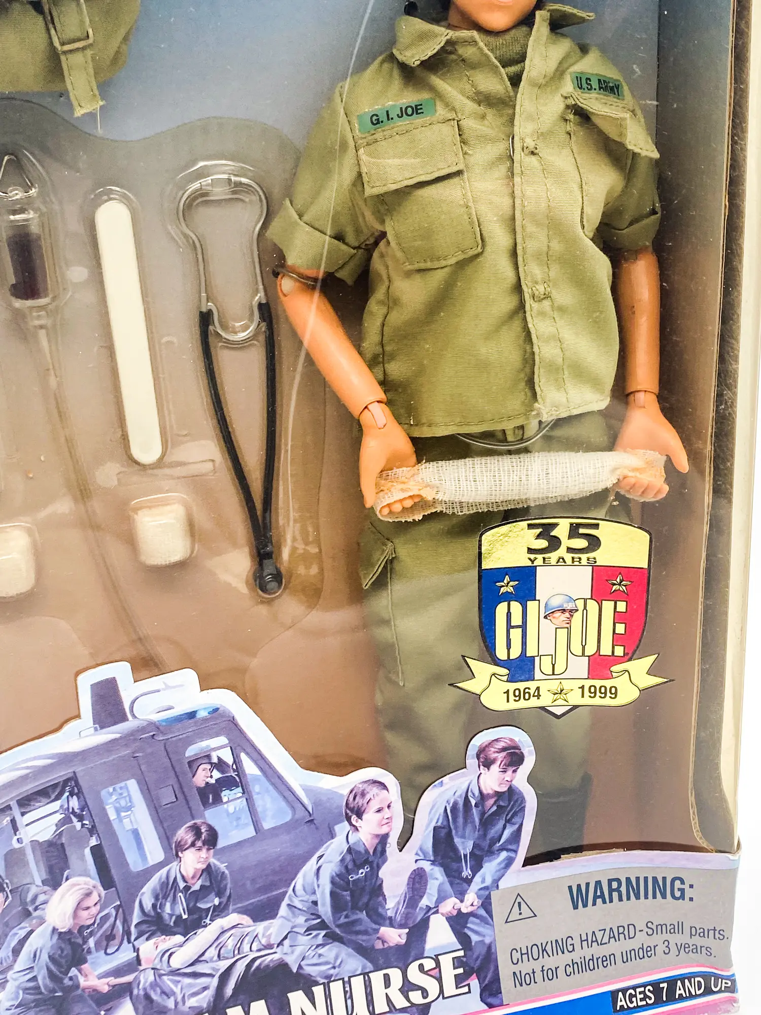 Accessoires médicaux et emblème du 35e anniversaire dans la boîte Vietnam Nurse