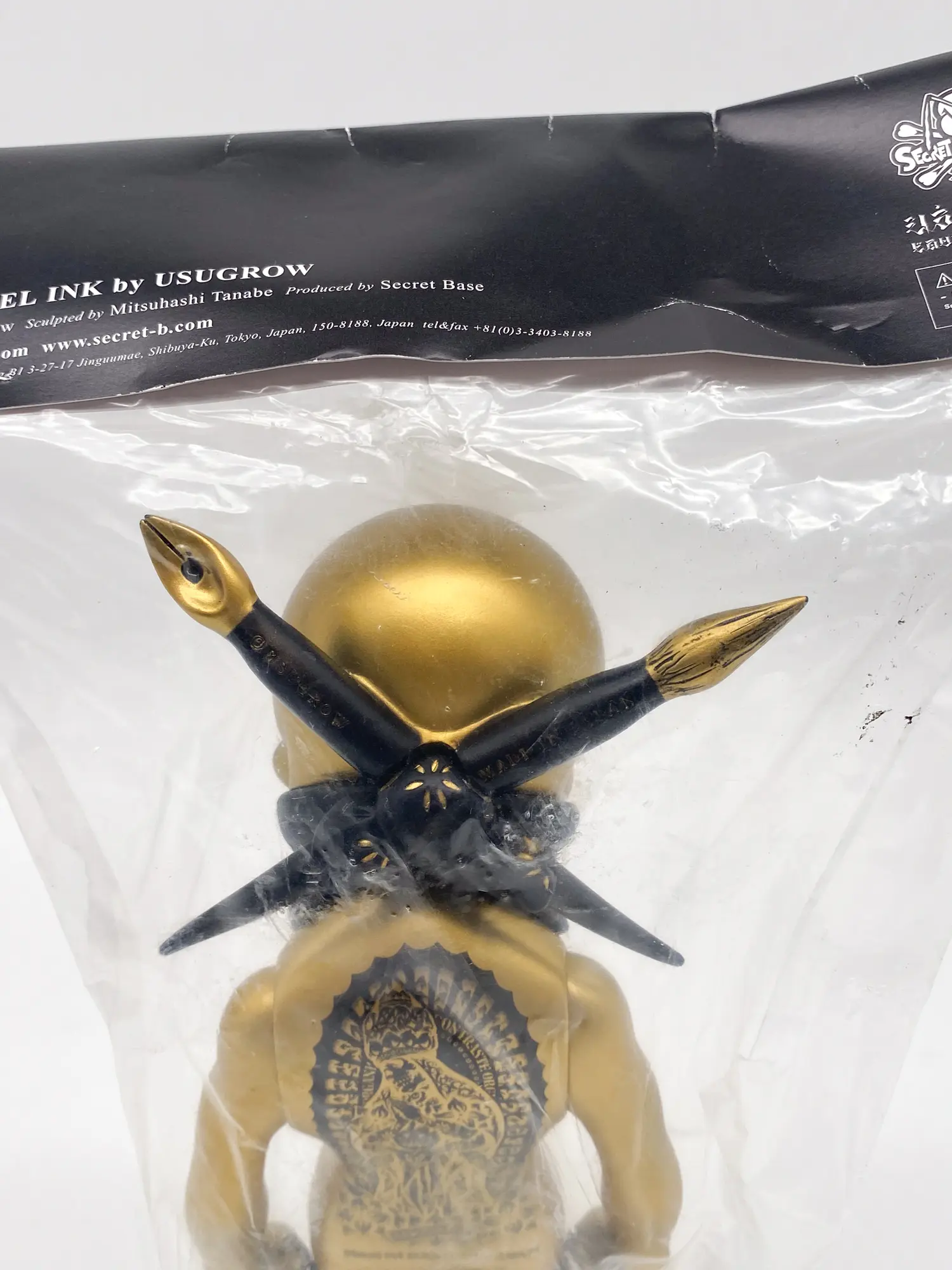 The Rebel Ink by Usugrow Secret Base doré, gros plan du motif et des détails de la figurine