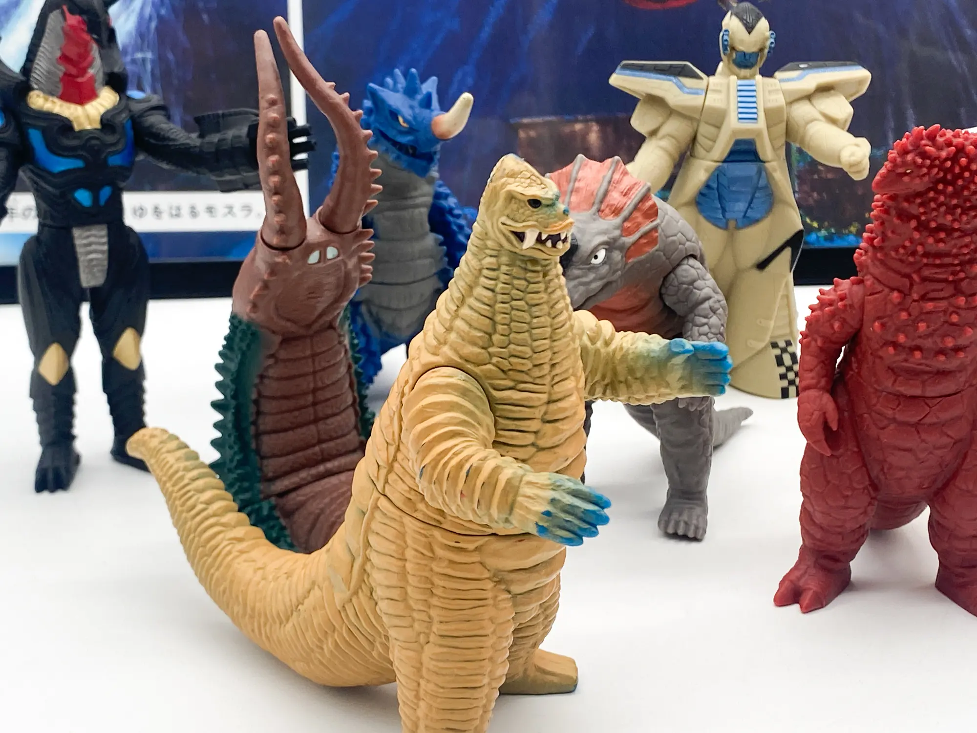 Twin Tail et Gimaira, figurines Ultraman Ultra Monster Series Bandai