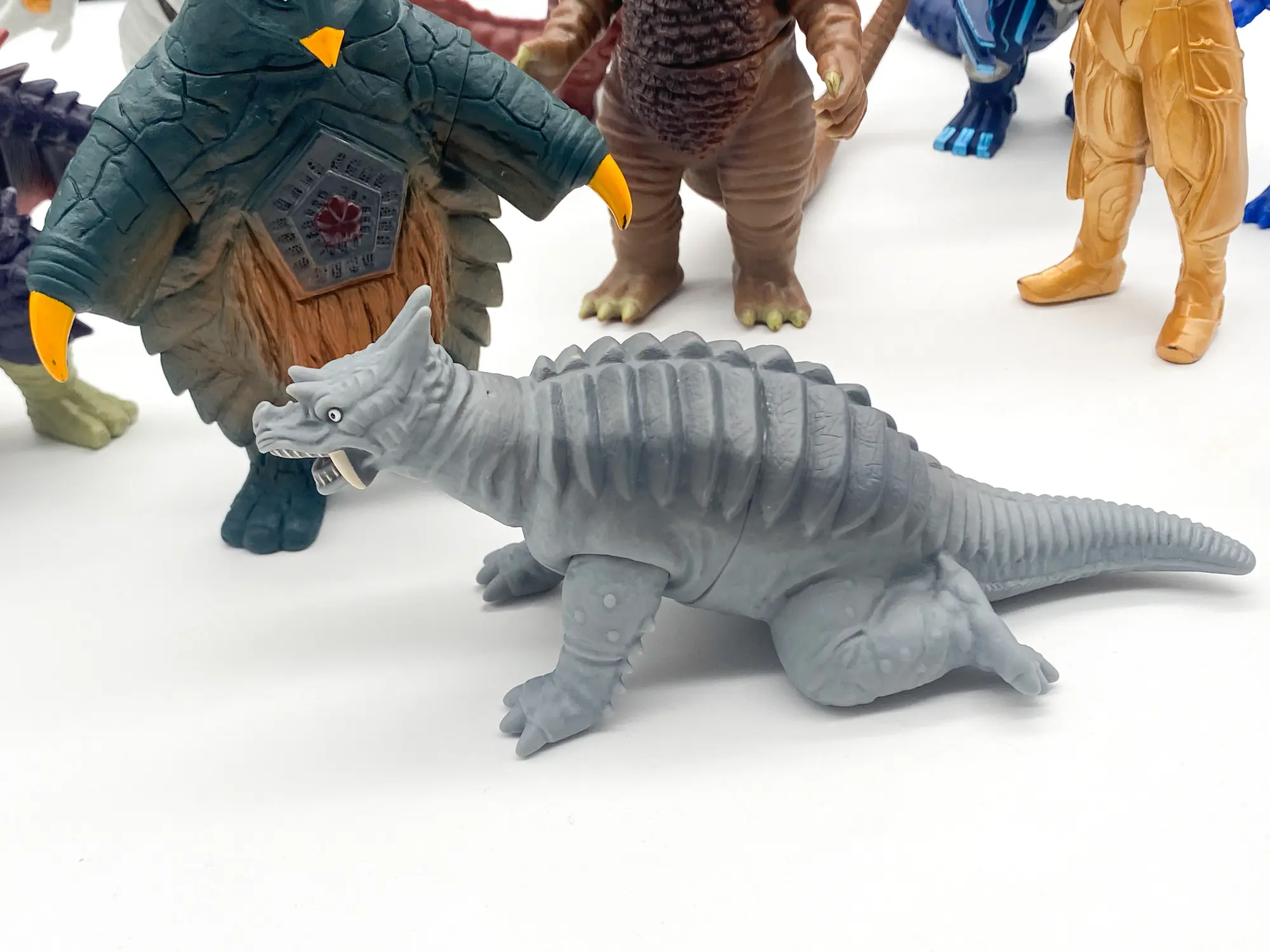 Five King et Galactron, figurines Ultraman Ultra Monster Series Bandai