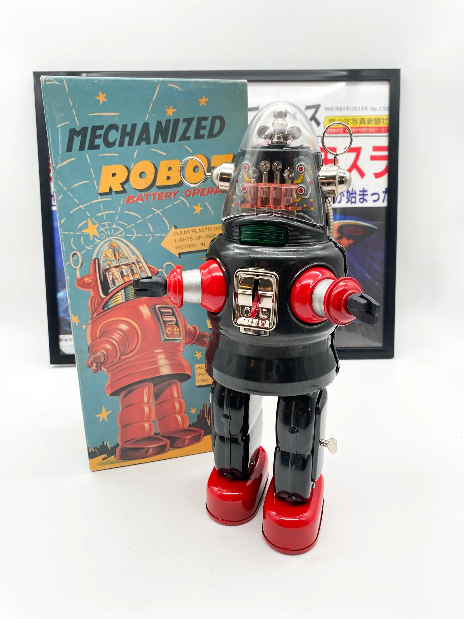 Robby Mechanized Robot noir et rouge présenté en pied avec sa boîte d’origine